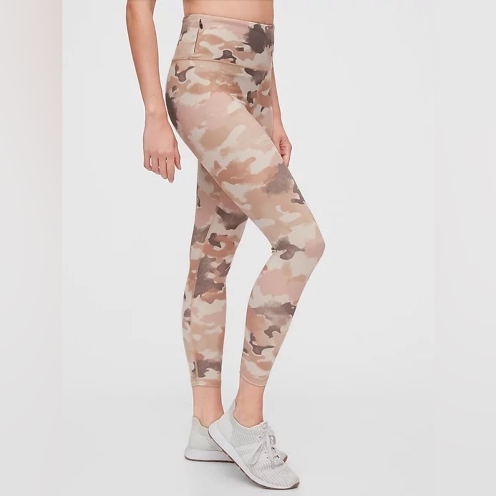 GapFit Eclipse Pink Camouflage Capri Leggings